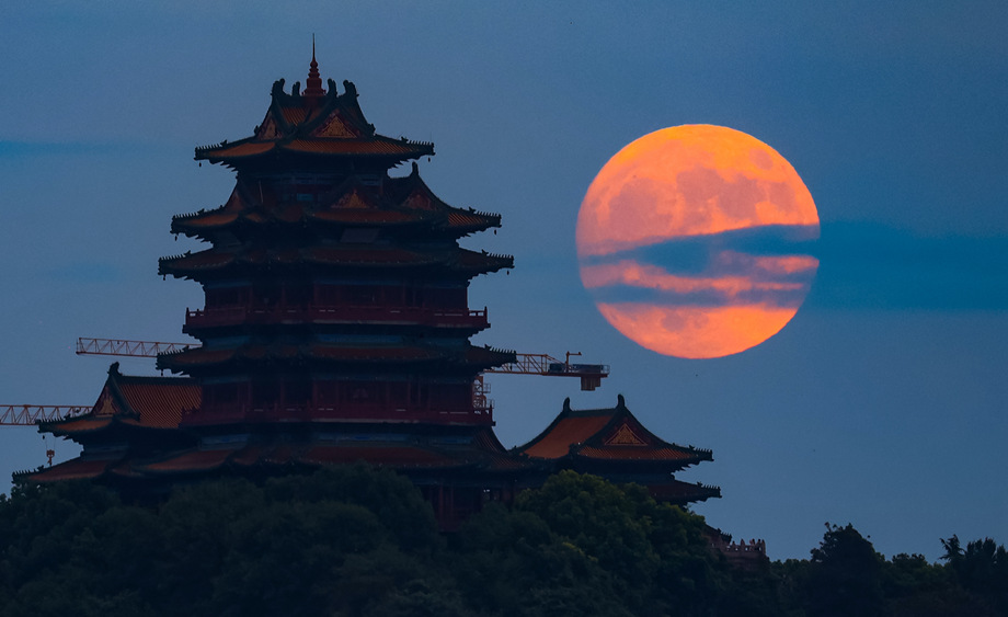 多地升起圆月点缀中秋夜色