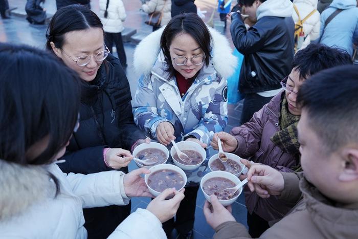 暖心又暖胃！各地民众品粥过腊八